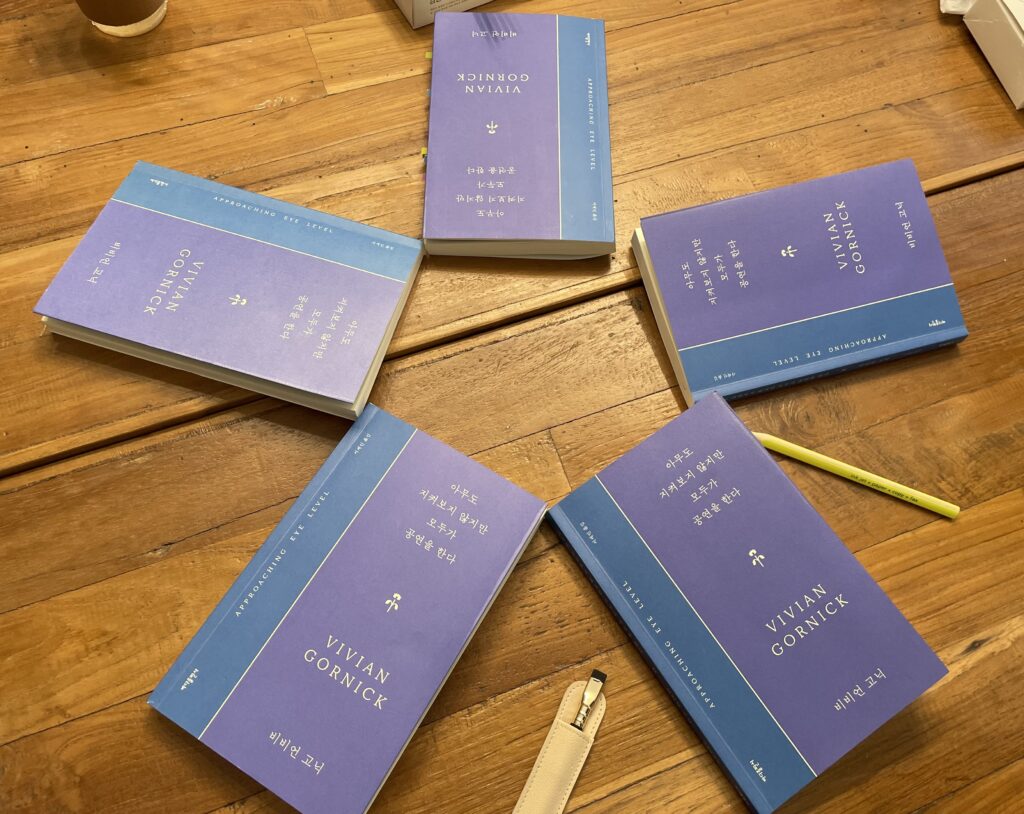 아무도 지켜보지 않지만 모두가 공연을 한다